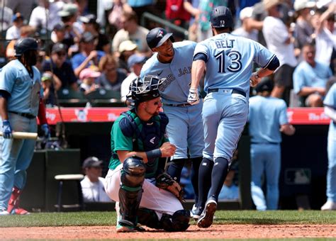 Mariners use 5-run inning to rally past Blue Jays for wild 9-8 victory